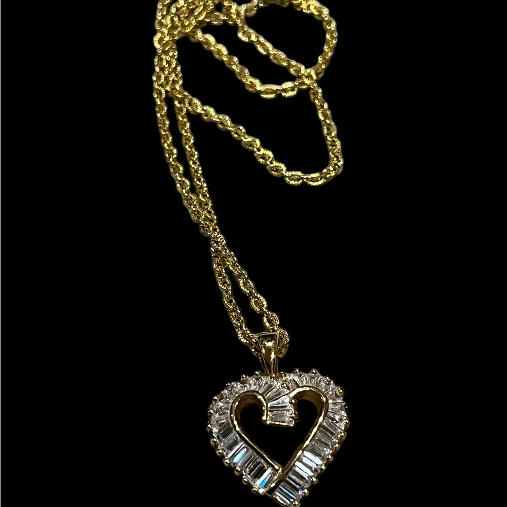 DBJ gold tone, heart pendant with rhinestone baguettes - Picture 5 of 9
